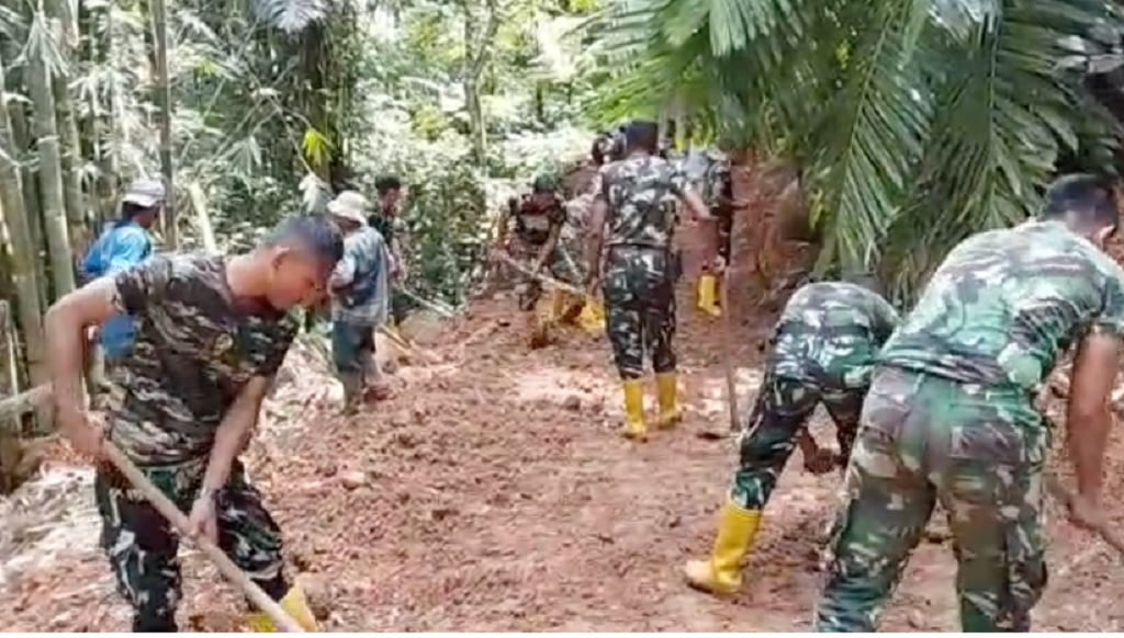 Prajurit TNI Dikerahkan Buka Akses Jalan Terisolasi di Agam usai Banjir Bandang
