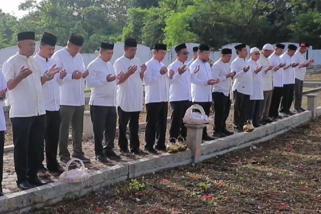 Peringatan 21 Tahun Tsunami Aceh, Ribuan Warga Ziarah ke Kuburan Massal Doakan Para Syuhada