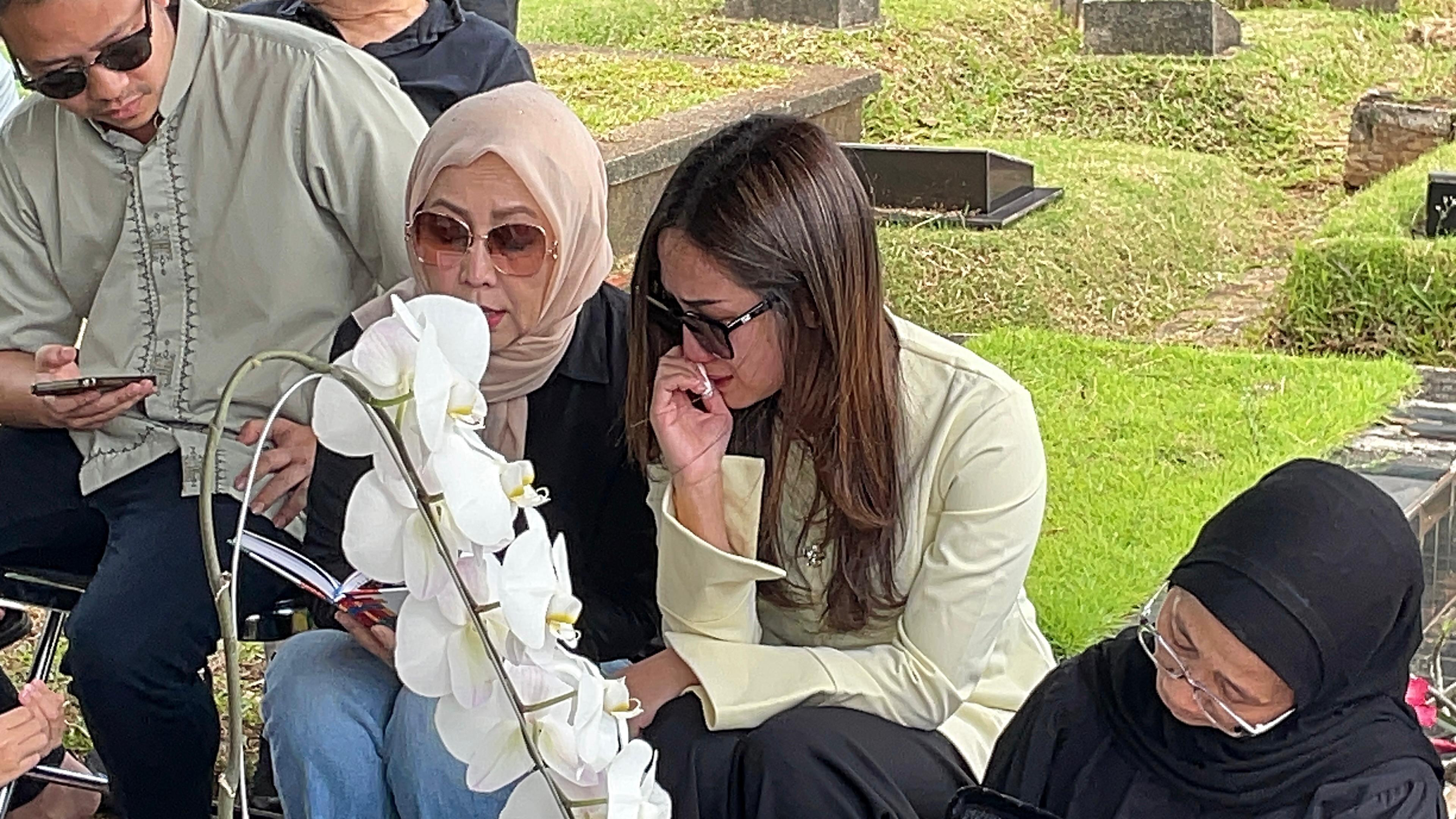 Tangis Tamara Tyasmara Pecah Rayakan Ultah Anak Tercinta di Makam