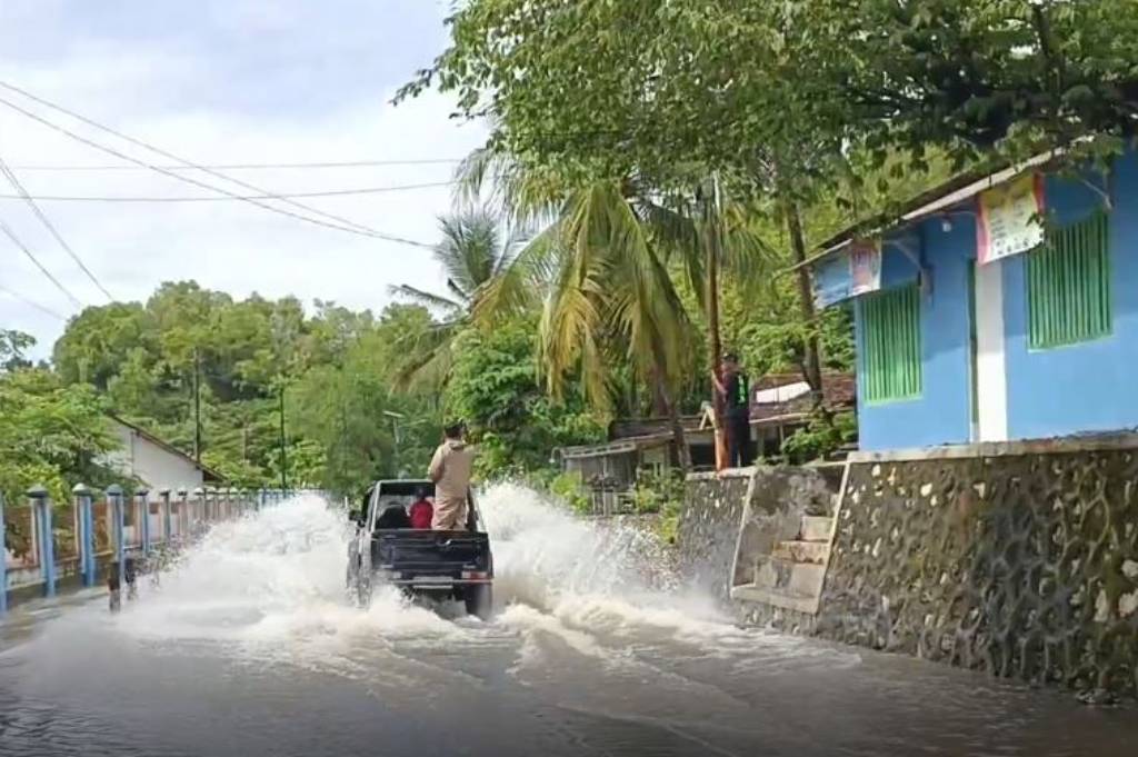 Banjir 1 Meter Rendam Jalan Pantai Selatan Gunungkidul, Jalur Wisata Ditutup Sementara