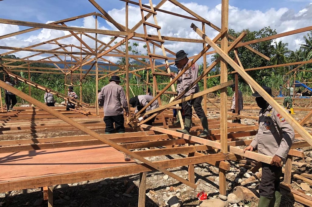Personel TNI dan Brimob Dikerahkan Percepat Pembangunan Hunian Sementara di Sumbar