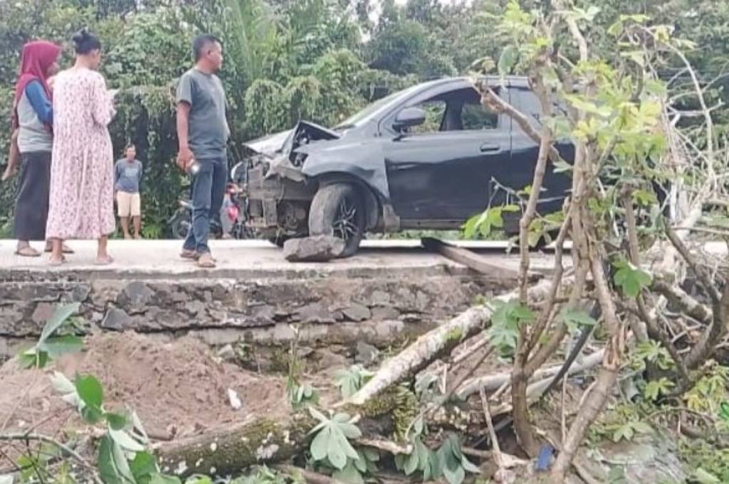 Kecelakaan di Lebak, Pemotor Mogok Terpental Ditabrak Mobil dari Belakang