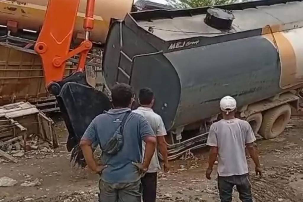 2 Truk Tangki yang Viral Bertumpuk Diterjang Banjir Bandang di Aceh Tamiang Dievakuasi