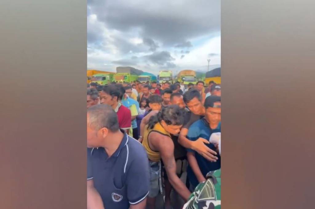 Viral Ratusan Sopir Truk Berebut Nasi Bungkus Gratis di Pelabuhan Bandar Bakau Jaya