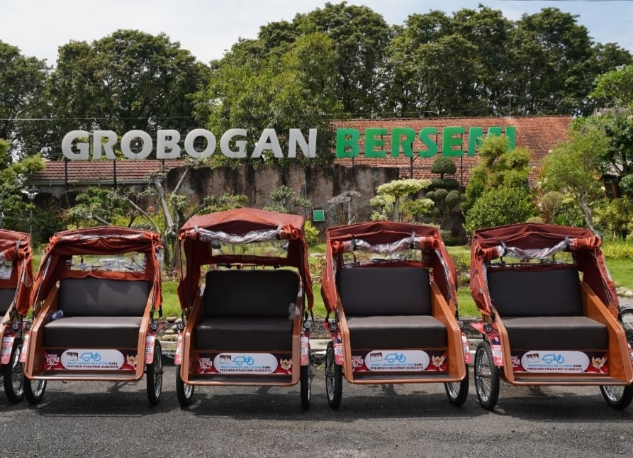 Penarik Becak Lansia Grobogan Bersyukur Terima Becak Listrik dan Anak Dapat MBG dari Presiden Prabowo