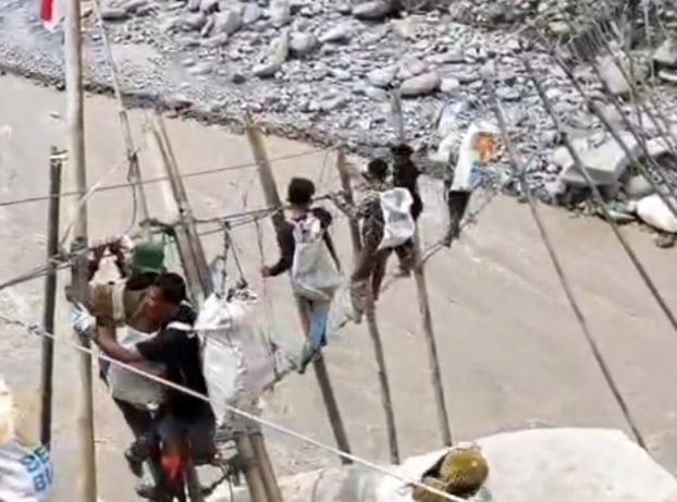 Polres Bener Meriah dan Brimob Pasang Tali Sling, Warga 3 Desa Kini Tak Terisolasi