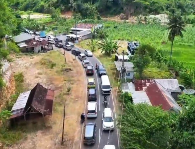 Jalur Pantai Drini Gunungkidul Macet 3 Km pada Libur Nataru, Petugas Terapkan Sistem Satu Arah