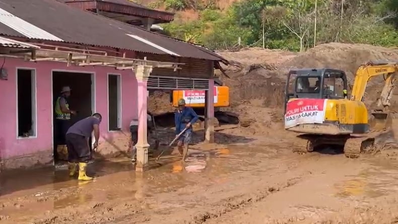 Polres Padang Pariaman Kerahkan 3 Alat Berat Tangani Longsor di Lubuk Alung