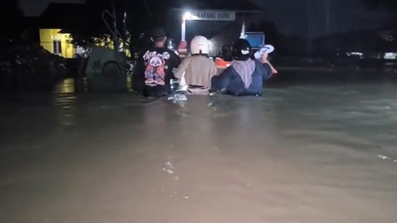Hujan Deras, Ribuan Rumah di Cirebon Terendam Banjir Setinggi Satu Meter Lebih
