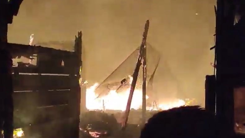 Ratusan Kios Pasar Lemahabang Cirebon Ludes Terbakar, Api Diduga akibat Sambaran Petir