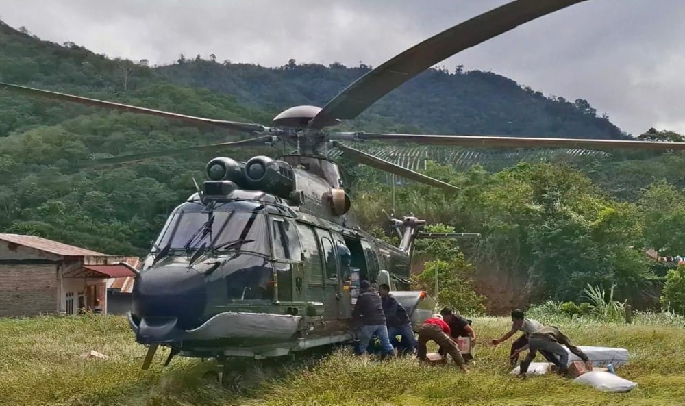 Helikopter TNI Sigap Kirim Bantuan ke Desa Terisolasi di Aceh jelang Tahun Baru