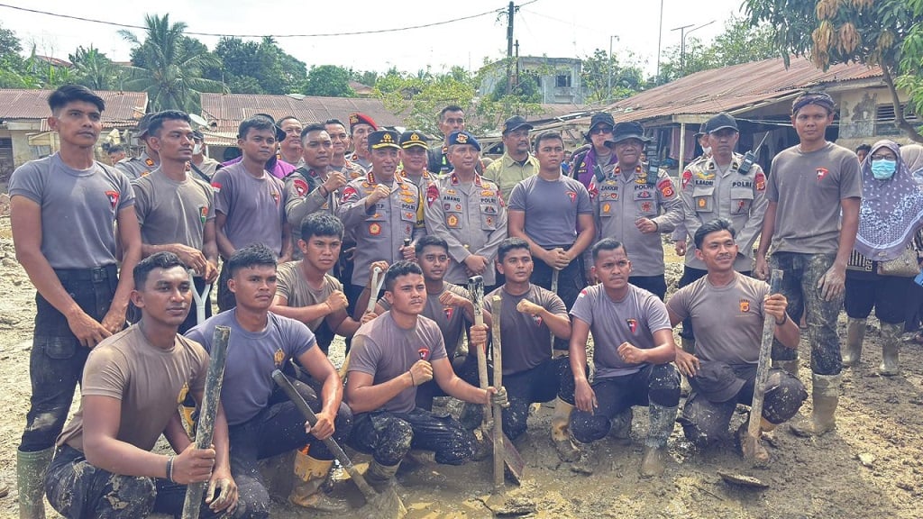 Kapolri Tinjau Sekolah di Aceh Tamiang, Targetkan Kembali Beroperasi 5 Januari 2026