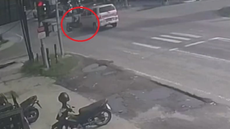 Detik-Detik Driver Ojol Tewas Tabrakan dengan Ambulans di Palangka Raya Terekam CCTV