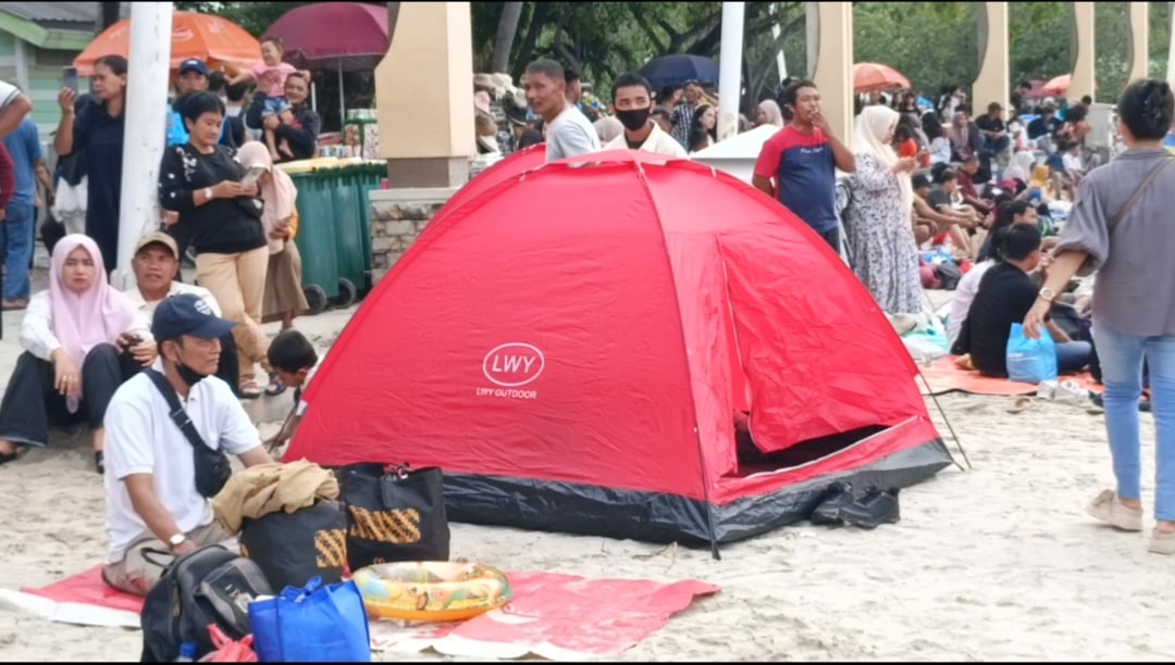 Unik! Pengunjung Pantai Lagoon Ancol Pasang Tenda di Momen Tahun Baru 2026