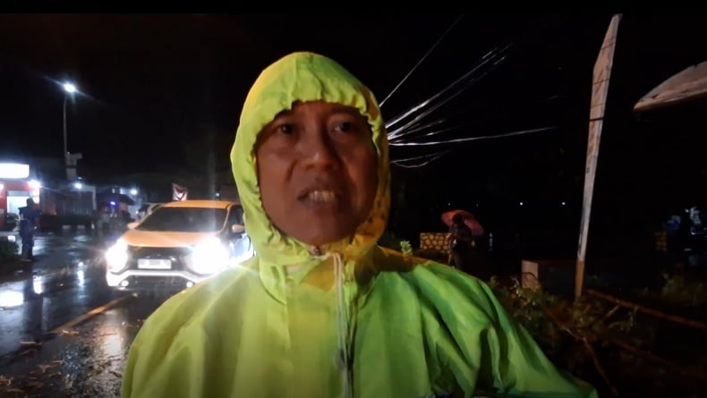 Hujan dan Angin Kencang di Tulungagung, Pohon Besar Tumbang Timpa Mobil sedang Melintas