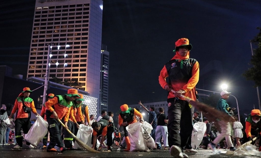 Usai Malam Tahun Baru, 3.845 Petugas Bersihkan Sampah di Jalanan Jakarta