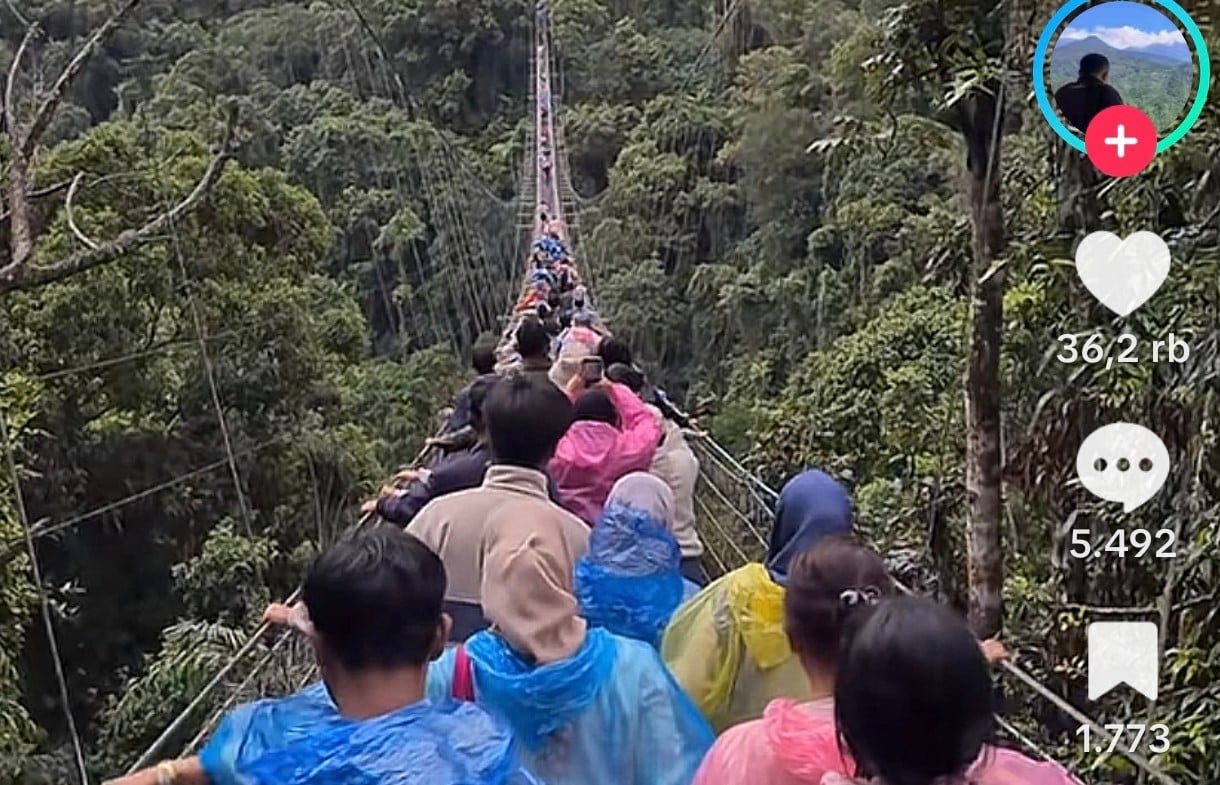 Viral Pengunjung Jembatan Gantung Situ Gunung Membeludak, Netizen Ikut Ngeri Takut Roboh