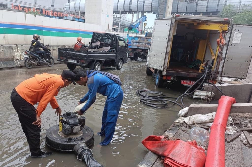 Jalan RE Martadinata Jakut Tergenang Imbas Banjir Rob Siang Ini