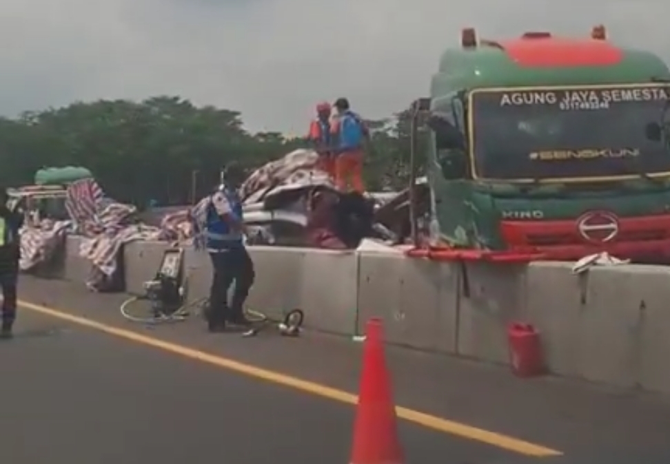 Kecelakaan Maut 3 Kendaraan di Tol Batang, 1 Tewas 5 Luka-Luka