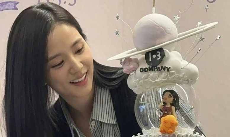 Jisoo BLACKPINK Rayakan Ultah Bareng 103 Fans, Bagi-Bagi iPhone