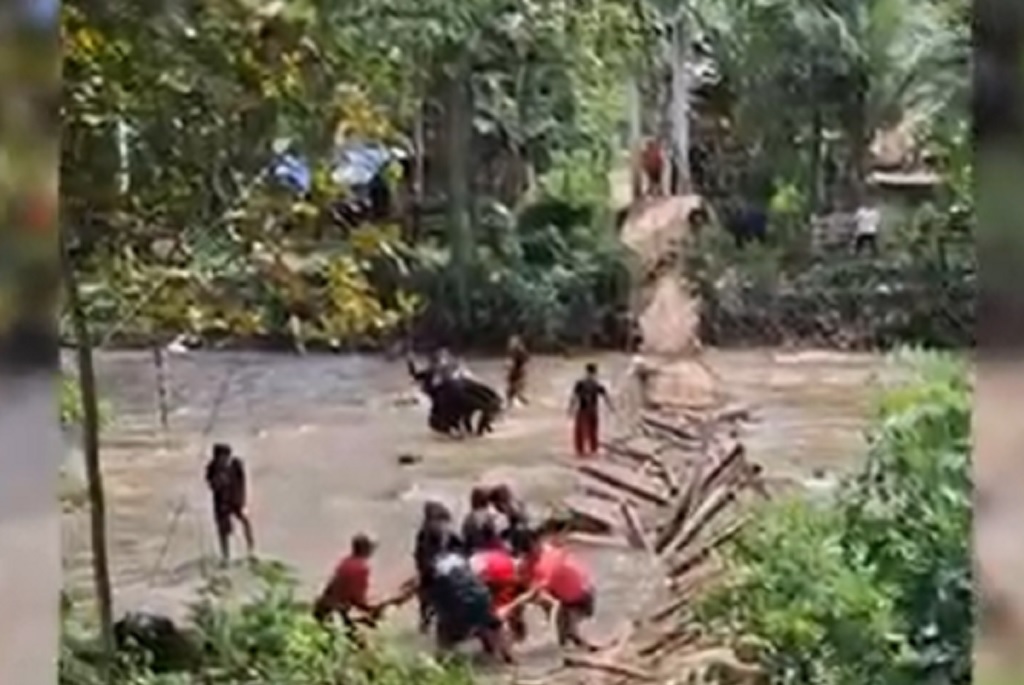 Jembatan Gantung di Mamuju Ambruk saat Diperbaiki, 11 Warga Terluka Jatuh ke Sungai