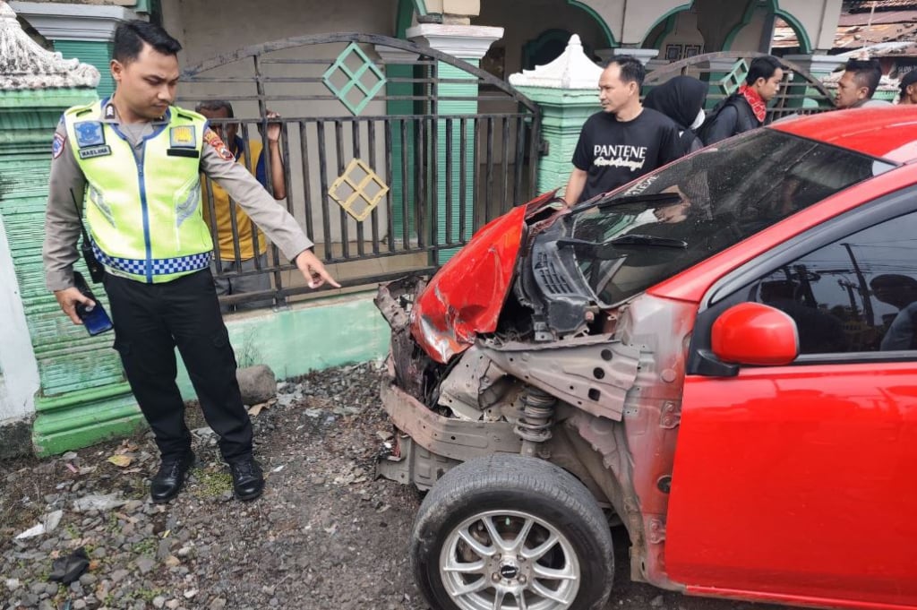 Kecelakaan di Kendal, 2 Mobil Tertabrak Kereta Api Argo Merbabu di Pelintasan Brogo