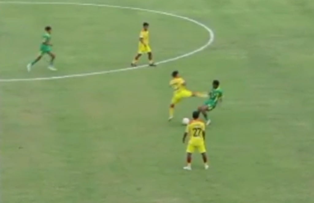 Detik-Detik Mengerikan Pemain Perseta Kena Tendangan Kungfu di Liga 4 Jatim