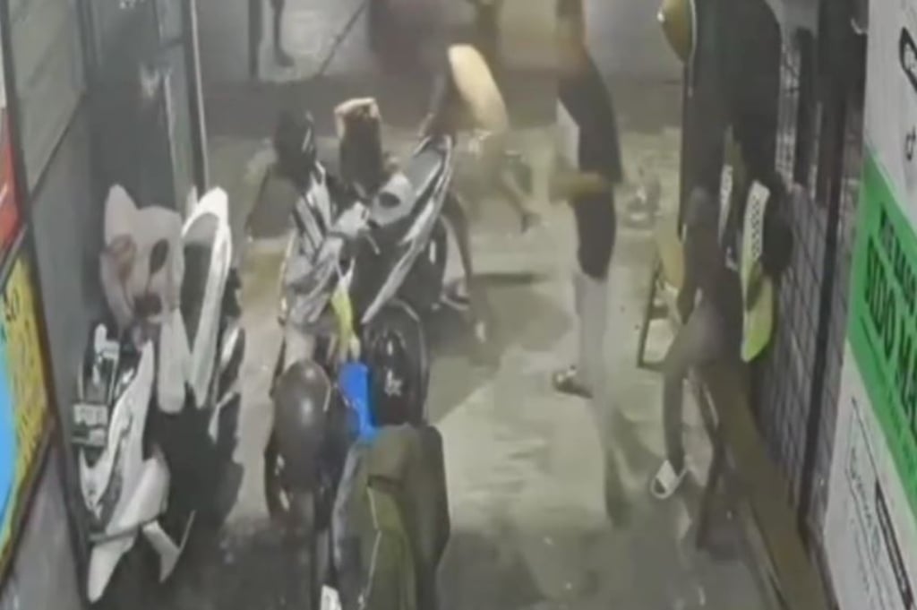 Viral! Aksi Brutal Tukang Parkir Bacok Pedagang di Bandung gegara Tak Diberi Rp10.000