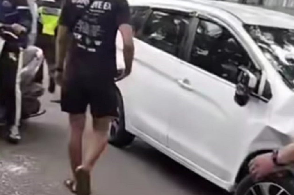 Geger! Xpander Tabrak Mobil lagi Parkir dan Pejalan Kaki di Jakbar, 1 Orang Tewas