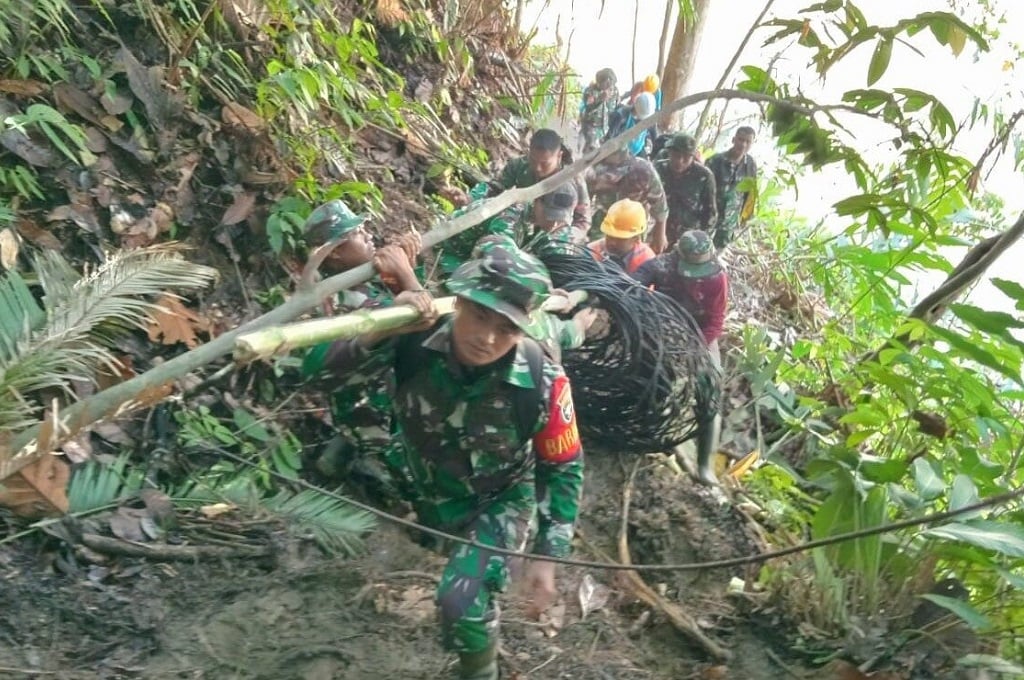 Cerita Perjuangan TNI Kirim Genset ke Desa di Aceh Barat, Lalui Medan Berat 3 Hari