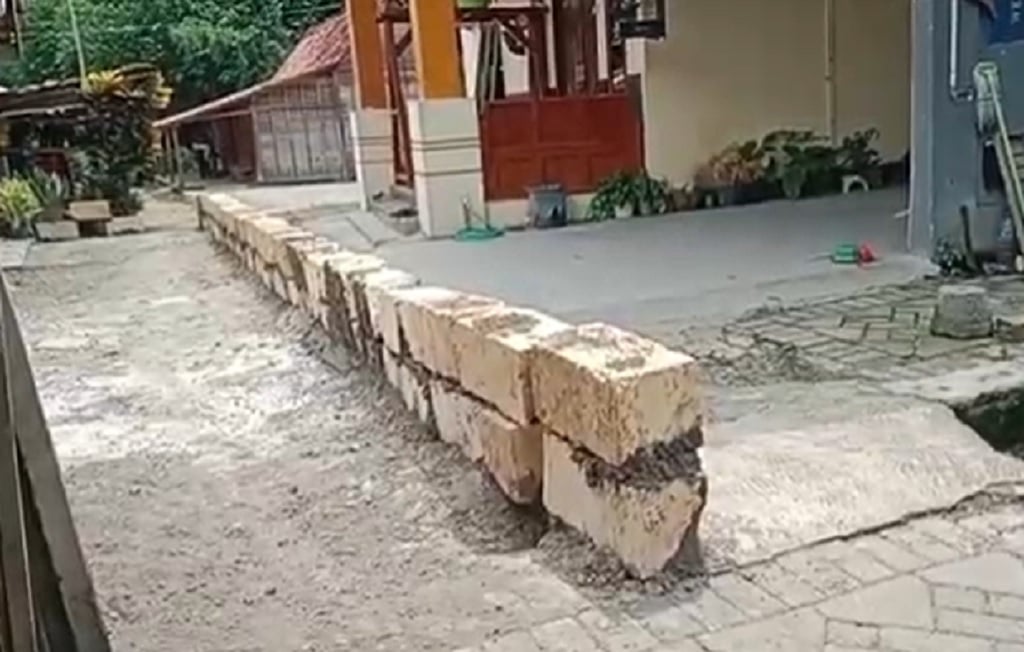 Viral Warga di Blora Nekat Blokade Jalan Desa, Alasannya Bikin Geleng Kepala