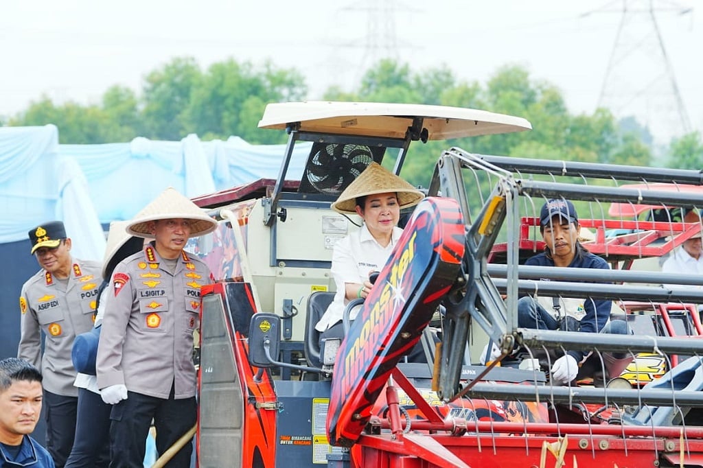 Kapolri Bareng Titiek Soeharto Panen Raya Jagung di Bekasi, Kawal Program Prabowo