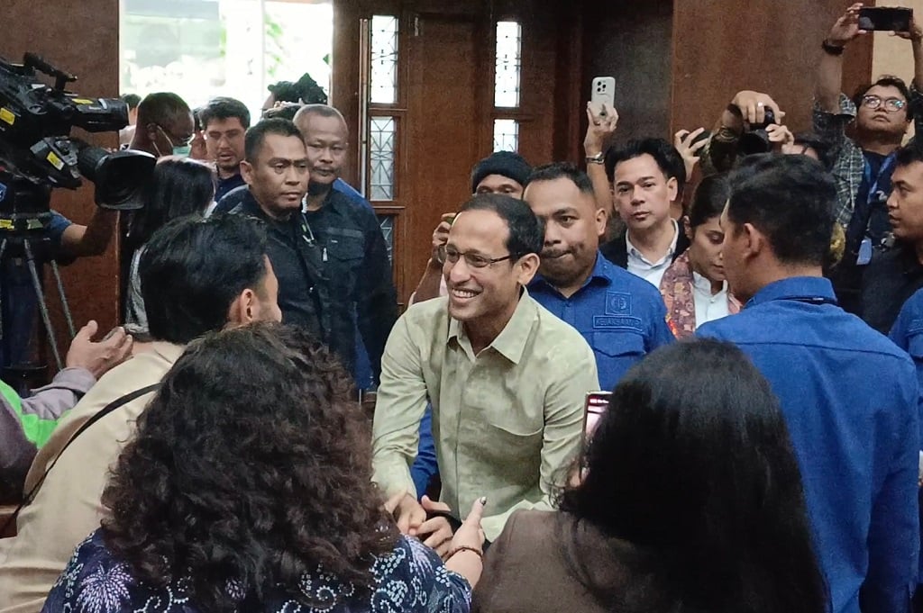 Nadiem Makarim Tiba di Ruang Sidang, Salami Para Pengunjung
