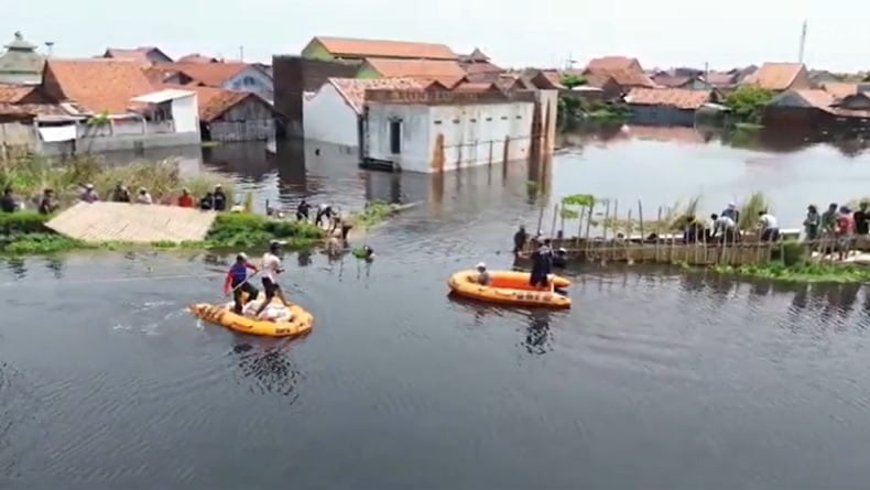 Gunakan Karung Pasir, Petugas Bersama Warga Berjibaku Tambal Tanggul Jebol Sungai Bremi