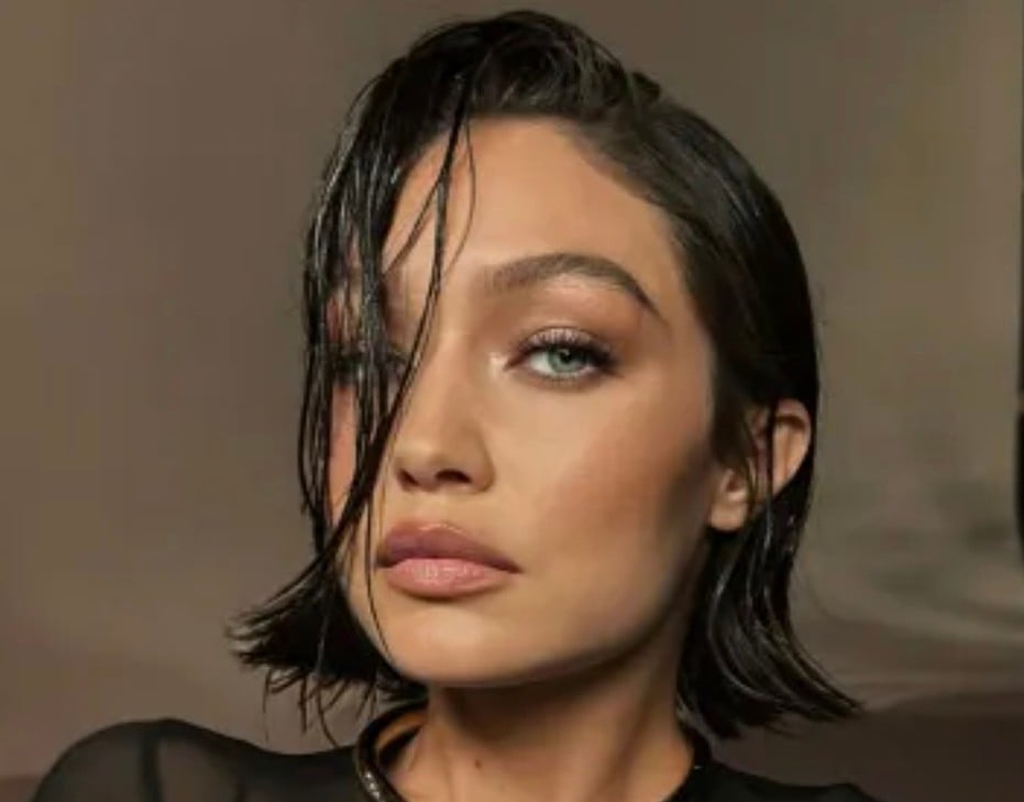 Gigi Hadid Bikin Pangling, Rambut Pirang Berubah Jadi Hitam Pekat