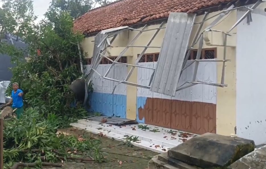Angin Puting Beliung Terjang Pekalongan, Puluhan Rumah dan Porak-poranda