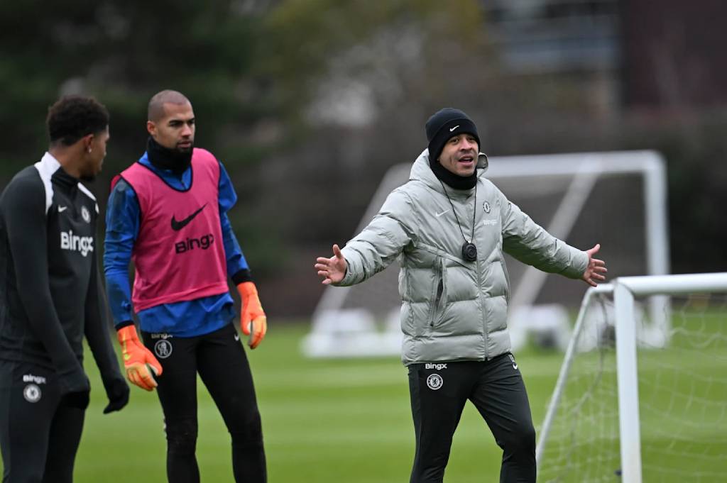 Chelsea Tuntaskan Transfer Pertama di Era Liam Rosenior, Satu Gelandang Dilepas