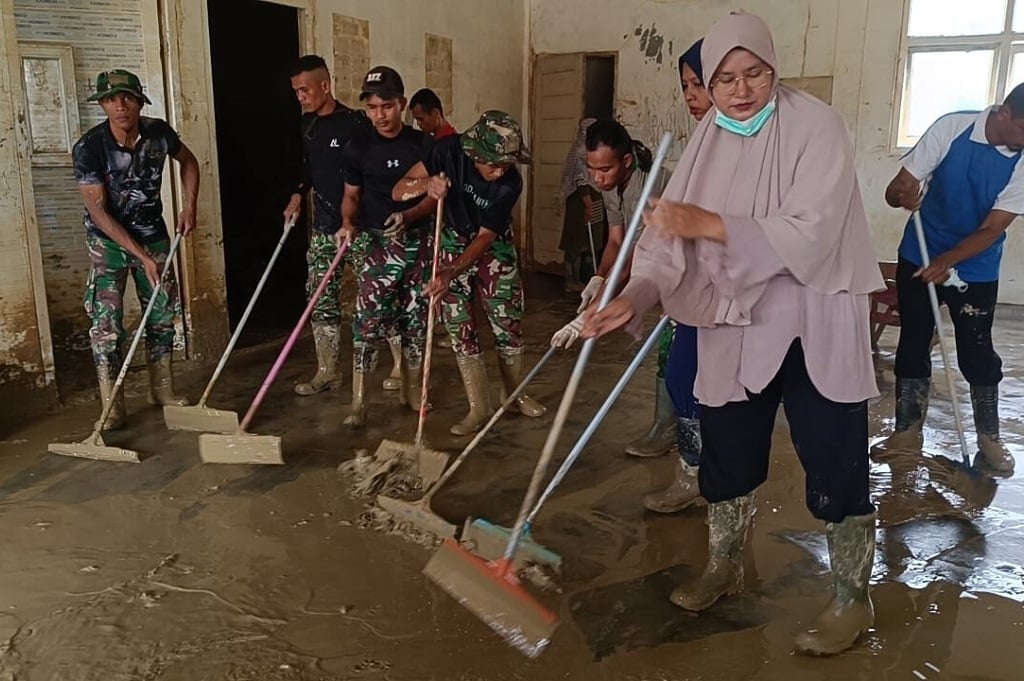Momen Prajurit TNI, Guru dan Siswa Gotong Royong Bersihkan Sekolah di Aceh Tamiang