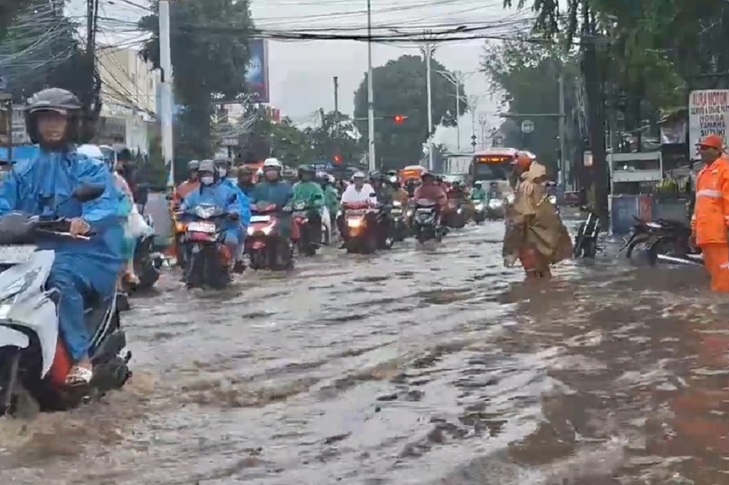 Jalan Raya Bogor Banjir usai Hujan Deras, Lalu Lintas Macet 2 Km