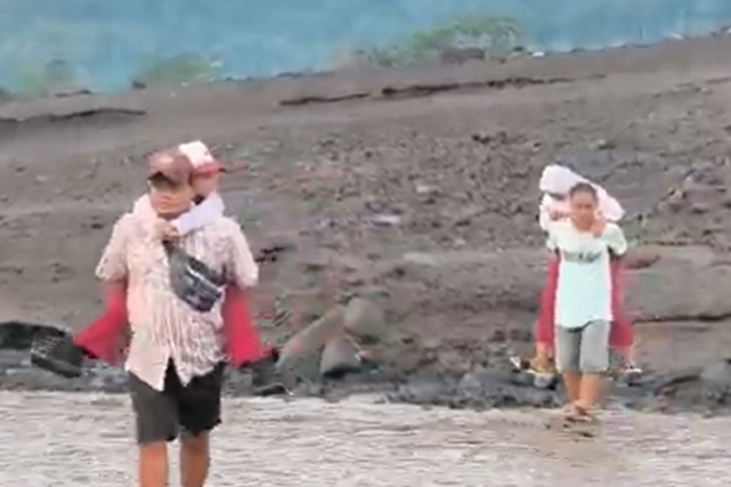Perjuangan Siswa di Kaki Semeru Lumajang, Seberangi Banjir Lahar demi ke Sekolah