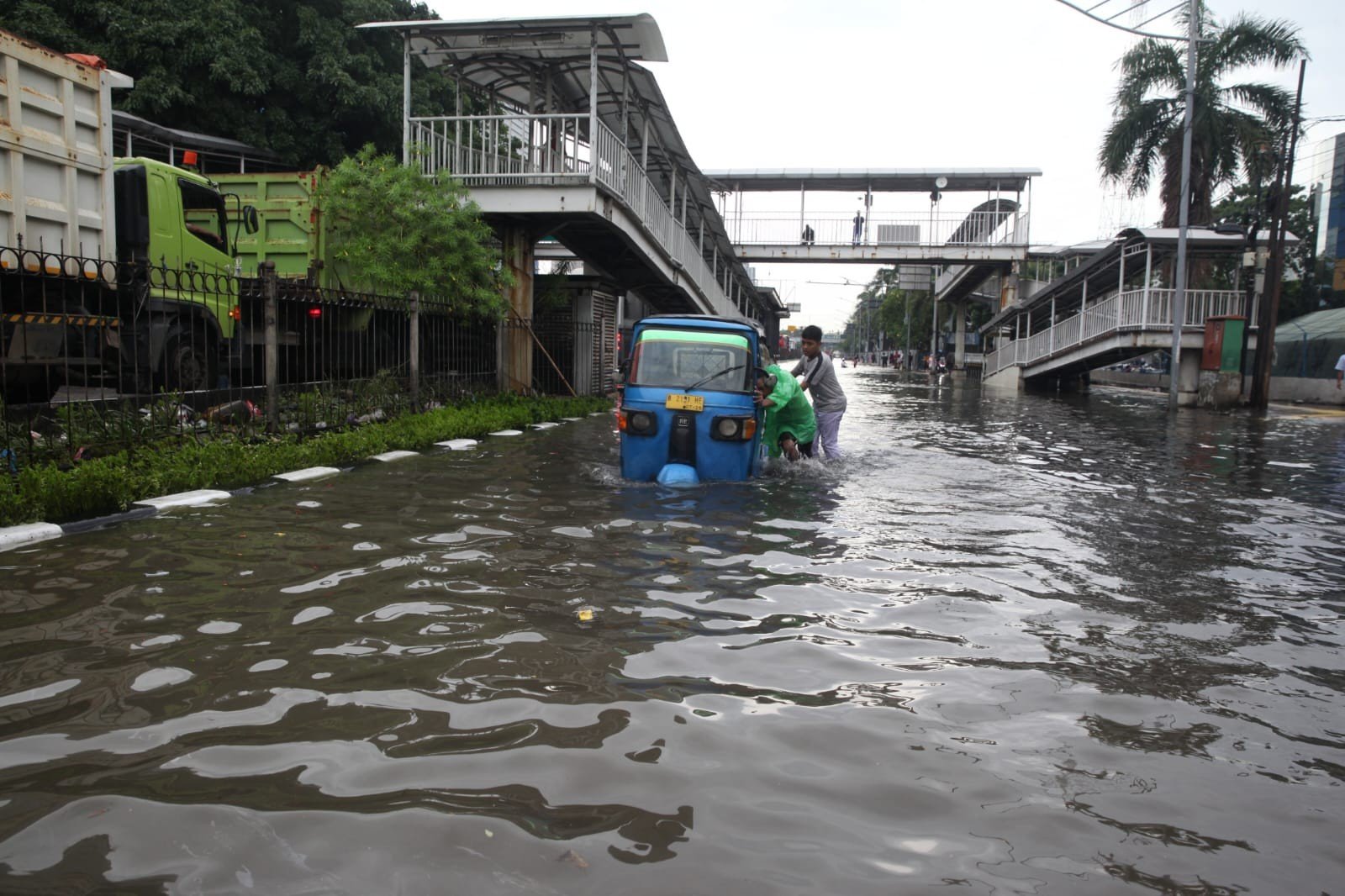 Update Banjir di Jakarta: 37 RT dan 12 Ruas Jalan Masih Tergenang