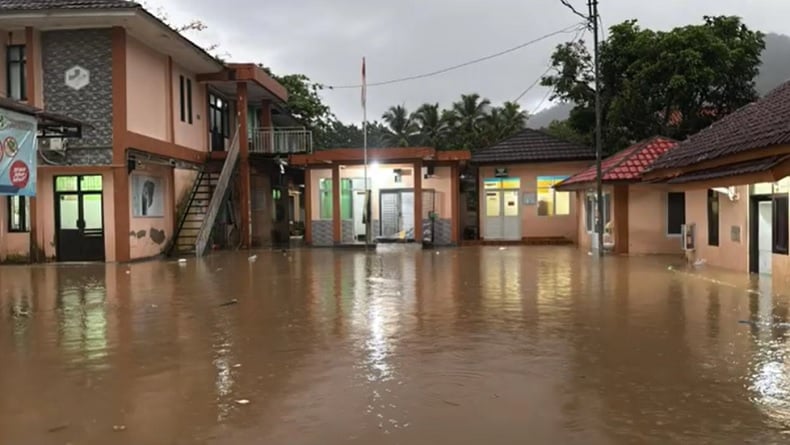 Banjir Rendam Puskesmas Palabuhanratu, Basarnas Evakuasi Pasien dan Tenaga Medis