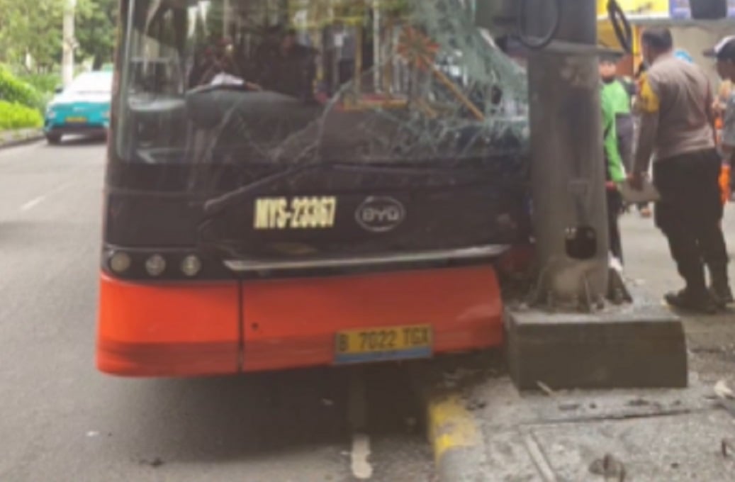 Bus Transjakarta Tabrak Tiang Listrik di Tanjung Barat Jaksel, 1 Orang Luka-Luka