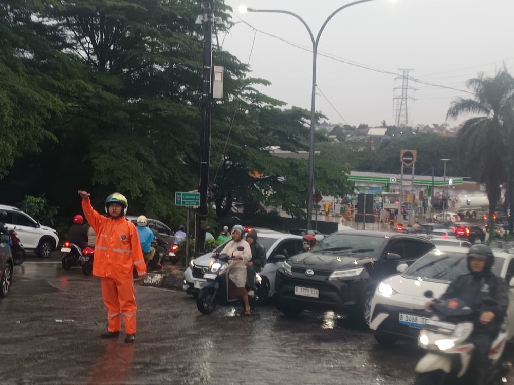 Hujan Deras Bikin Kawasan GDC Depok Tergenang hingga Macet Parah