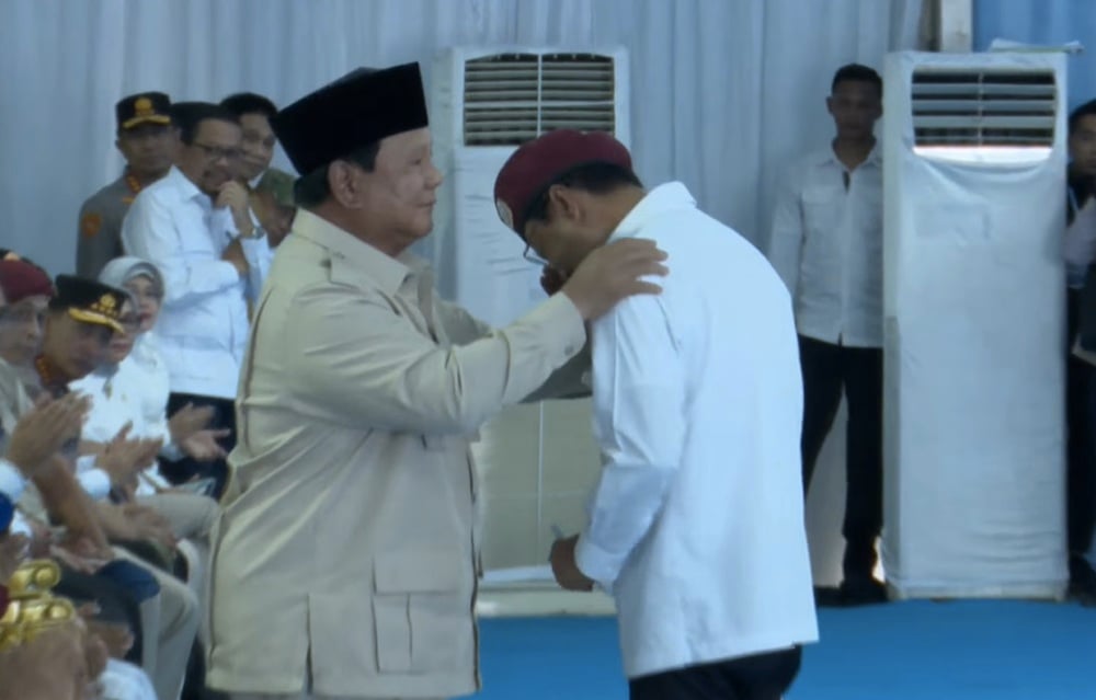 Momen Gus Ipul Menangis di Pelukan Prabowo usai Luncurkan Sekolah Rakyat