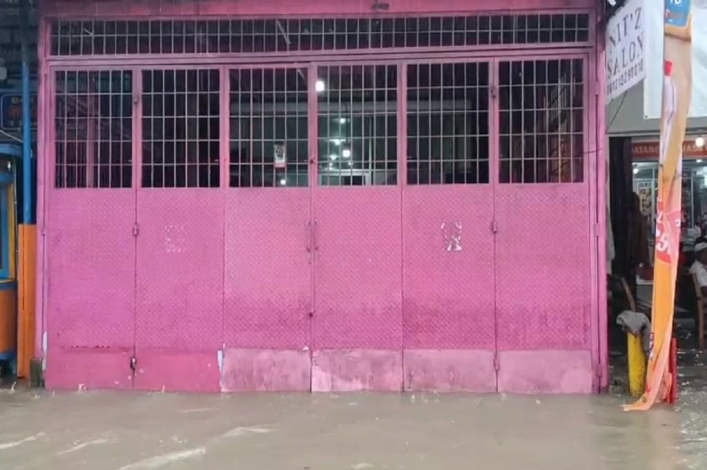 Jabodetabek Diterjang Banjir, Puluhan Toko di Jalan Regency Tangerang Terendam