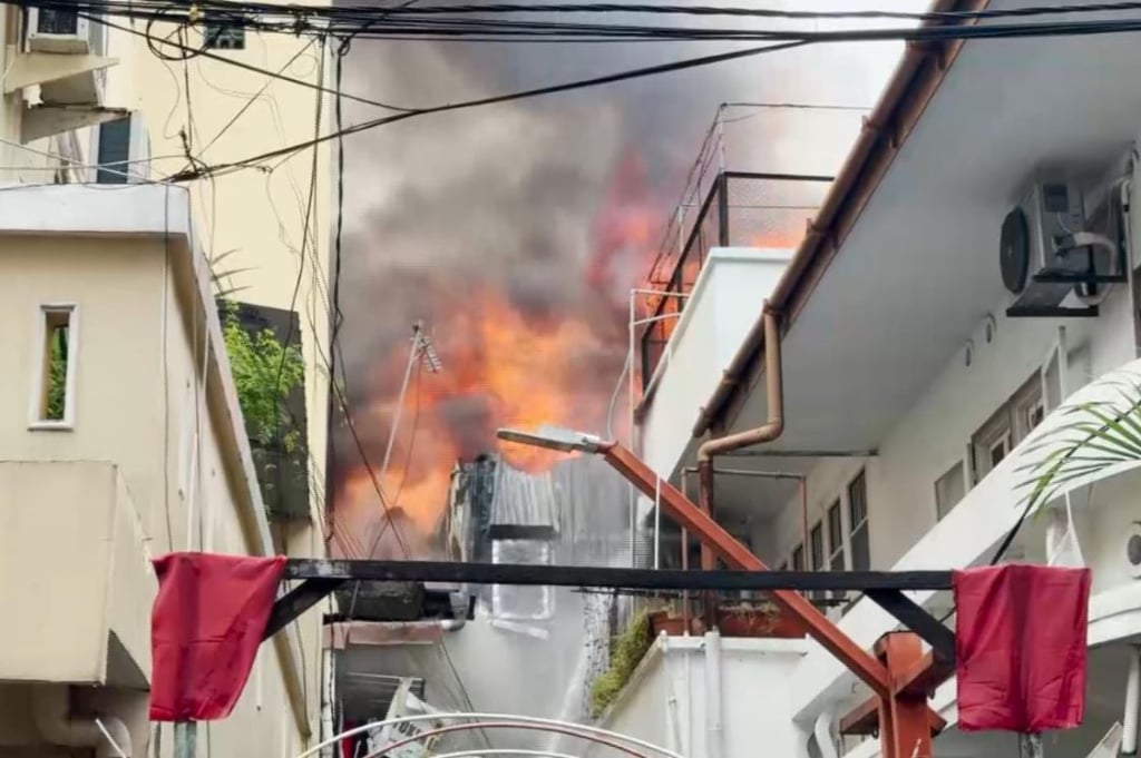 Kebakaran Rumah di Somba Opu Makassar, 25 Unit Mobil Damkar Dikerahkan Padamkan Api