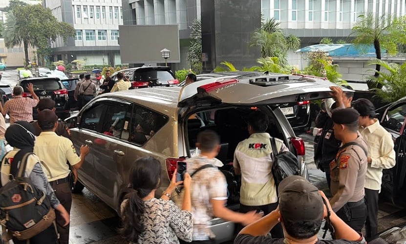 Penampakan Penyidik KPK Bawa Koper usai Geledah Kantor Ditjen Pajak 