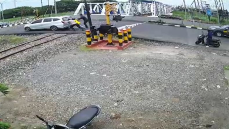 Menegangkan Mobil Mogok di Pelintasan Kereta Semarang, Warga dan Polisi Sigap Bantu Dorong