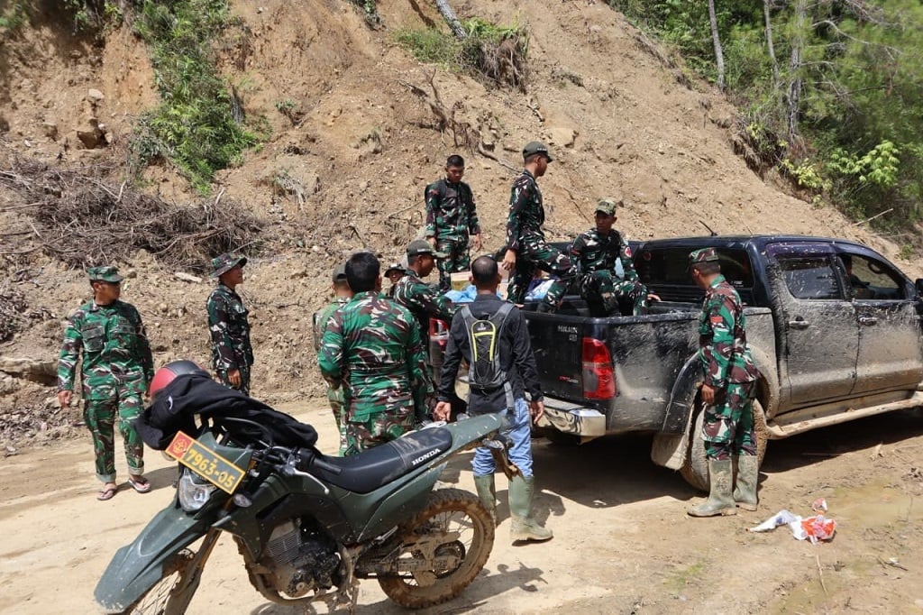 Potret Prajurit TNI Tembus Medan Sulit di Gayo Lues, Kirim Bantuan untuk Korban Bencana